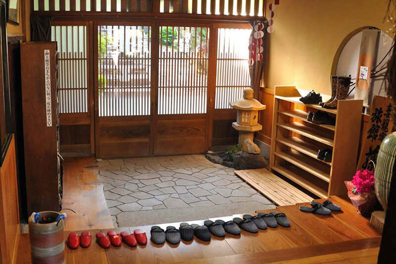 Ba sự thật thú vị về văn hóa Nhật Bản Sự thật thú vị số 1 Theo truyền thống, khi bước chân vào nhà thì giày, dép phải để ở bên ngoài. Nó thể hiện sự sạch sẽ có từ lâu đời của người Nhật. Hầu như mọi hoạt động ăn, ngủ, nghỉ ngơi, thư giãn của họ đều ở rất gần sàn nhà. Vì vậy sàn nhà luôn phải được giữ sạch sẽ, không được phép mang giày từ bên ngoài vào. Trong nhà sẽ có dép đi riêng dành cho các thành viên và khách. Như vậy vừa thoải mái và còn giữ ấm cho đôi chân của bạn. Sự thật thú vị số 2 Từ ‘Omiyage’ dịch sang tiếng Việt có nghĩa là quà lưu niệm. Ở Nhật Bản, Omiyage là thực phẩm được đóng gói trong những chiến hộp có màu sắc rực rỡ, kiểu cách sang tạo. Sau mỗi chuyến du lịch bạn sẽ mang quà về để dành tặng cho người thân, bạn bè. Ở rất nhiều quốc gia, điều đó là không bắt buộc, nhưng ở Nhật Bản thì nó hoàn toàn ngược lại. Sự thật thú vị số 3 Ở phương Tây, Giáng sinh là một ngày lễ kỷ niệm sự ra đời của chúa Giê-su. Nhưng ở Nhật, giáng sinh là ngày của sự lãng mạng. Bắt nguồn tự việc chỉ 2% dân số Nhật theo đạo Thiên chúa, đa số mọi người theo đạo Shinto hoặc đạo Phật. Chính vì vật Giáng sinh không phải một ngày lễ chính tại đây, mặc dù vẫn sẽ có những đồ vật lộng lẫy được trưng bày. Thay vào đó đây lại là ngày mà các cặp đôi trên khắp nước Nhật thể hiện tình yêu bất diệt của họ dành cho nhau. Bốn sự thật thú vị về ngôn ngữ Sự thật số 1 về ngôn ngữ Ở Nhật Bản, ngôn ngữ nói được sử dụng phổ biến nhất là ‘Nihongo’ và là một phần của ngữ hệ Nhật Bản. Cách phát âm tiếng Nhật của tên quốc gia Nhật Bản được gọi là ‘Nihon’ hoặc ‘Nippon’. Khi học nói tiếng Nhật thì có nghĩ là bạn đang học ‘Nihongo’. Sự thật số 2 về ngôn ngữ Người Nhật có đến 3 hệ thống chữ viết được sử dụng, bạn nên cân nhắc nếu đang muốn học tiếng Nhật. - Chữ Kanji: Đây là hệ thống chữ lâu đời nhất trong ba hệ thống chữ viết ở Nhật Bản và là chữ tượng hình. Nó được bắt nguồn từ Trung Quốc. Các nhà sư đã mang các văn bản chữ Hán vào Nhật từ khoảng thế kỷ thứ 5. Các văn bản này được viết bằng chữ Hán vào và lúc đầu cũng được đọc bằng âm Hán. Tuy nhiên qua thời gian, hệ thống Hán văn xuất hiện - nó dùng văn bản chữ Hán với dấu thanh cho phép người Nhật đọc nó theo quy tắc ngữ pháp tiếng Nhật. Ngày nay, có hai cách bạn có thể đọc và giải thích chữ Kanji; cách tiếng Nhật được gọi là 'Kun-Yomi' và cách tiếng Trung được gọi là 'On-Yomi'. Tuy nhiên, chữ Kanji quá phức tạp để đọc và đây là lí do mà 2 hệ thống chữ viết khác của Nhật Bản ra đời. - Chữ Katakana Katakana được phát triển vào thời kỳ Heian là những chữ Hán được dùng để biểu diễn cách phát âm của người Nhật, bắt đầu hình thành từ thế kỷ thứ 5. Katakana là chữ cứng, là các phiên âm mượn nước ngoài, là bảng chữ cái quan trọng của người Nhật. - Chữ Hiragana Cũng dựa trên chữ Kanji, Hiragana được phát triển vì nhu cầu của phụ nữ Nhật Bản về cách giao tiếp. Trong những ngày đầu của lịch sử Nhật Bản, chỉ có nam giới mới được học đọc và viết chữ Kanji. Do đó, những người phụ nữ đã quyết định sử dụng một ngôn ngữ khác phù hợp với họ. Và đó là cách Hiragana được sinh ra. Người ta cũng thấy rằng tương tự như Katakana, nó dễ học hơn nhiều so với Kanji. Vì vậy nhiều người Nhật Bản, bao gồm cả nam giới, bị cuốn hút vào ngôn ngữ Hiragana. Nó cũng dễ hiểu hơn vì tương tự như Katakana, cả hai đều có hệ thống ký tự ít phức tạp hơn. Sự thật số 3 về ngôn ngữ Ngôn ngữ Nhật Bản mặc dù được ra đời từ sớm, nhưng trong nhiều thế kỷ, họ chỉ nói được nhưng chưa có bất kỳ phương thức nào ở dạng chữ viết. Trước sự bất cập này, người Nhật đã quyết dịnh thay đổi điều này, họ bắt đầu học tiếng Hán. Họ đã vay mượn từ chữ Hán để viết và kết hợp nó với tiếng Nhật để tạo ra hình thức ngôn ngữ chính thức của mình. Ngôn ngữ Kanji chính thức ra đời và là ngôn ngữ lâu đời nhất của Nhật Bản. Sự thật số 4 về ngôn ngữ Không giống như ngôn ngữ tiếng Việt, khái niệm đa dạng hóa không tồn tại trong ngôn ngữ Nhật Bản. Hầu hết các danh từ không có số nhiều có thể khiến bạn mất một thời gian để làm quen. Ngoài ra, các mạo từ không tồn tại trong tiếng Nhật và bạn cũng có thể tạo một câu chỉ bằng cách sử dụng động từ. Điều quan trọng cần lưu ý là khi nói tiếng Nhật, ngữ điệu rất quan trọng vì nó giúp bạn xác định nghĩa của những từ có nghĩa khác nhau nhưng có cùng cách viết.
